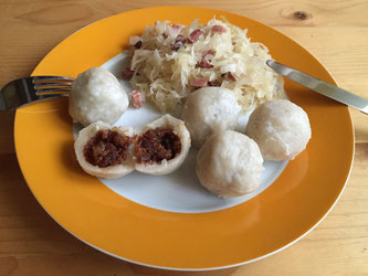 Innviertler Knödel mit Sauerkraut