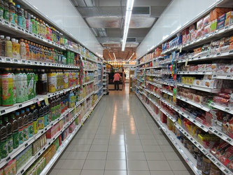 Supermarkt mit Regalen voller verpackter Lebensmittel