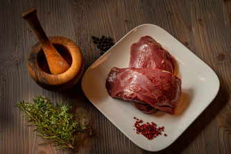 Wildfleisch in einer Schale
