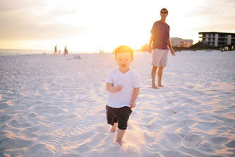 Kind läuft am Strand