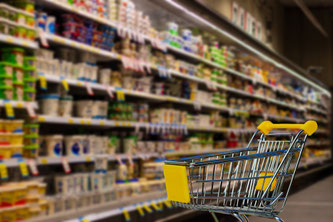 Einkaufswagen im Supermarkt