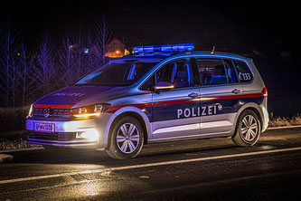 Polizeiauto in der Nacht