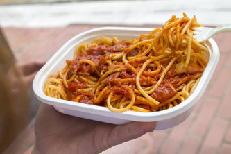 Spaghetti in einem Kunstoffgefäß