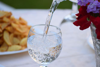 Mineralwasser wird eingeschenkt