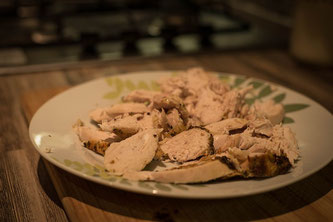 Gekochtes Hähnchenfleisch auf Teller