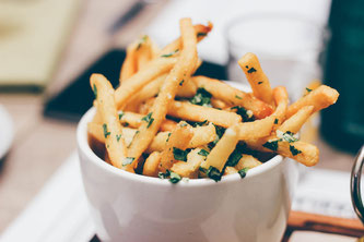 Pommes in einer Schüssel