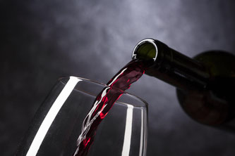 Wein wird eingeschenkt