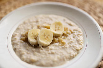 Porridge mit Bananen auf einem Teller