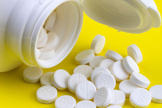 Weiße Pillen in der Dose