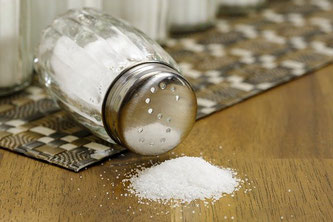 Salz Salzstreuer Tisch verschüttet