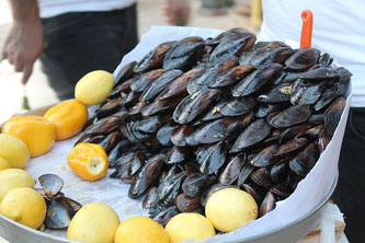 Miesmuscheln Zitronen Markt essen