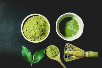 Matcha Pulver und Matcha zubereitet