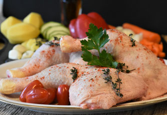 Rohes hühnerfleisch mit Gemüse angerichtet
