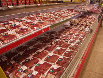 Verpacktes Fleisch im  Supermarktregal
