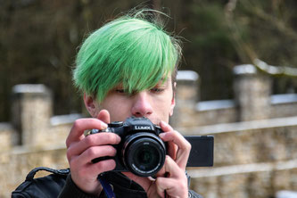Fotograf mit grünen Haaren