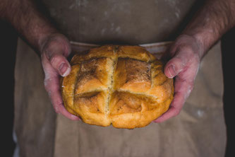 Brot in der Hand