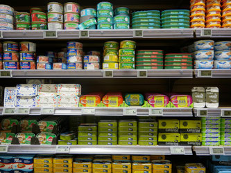 Fischdosen im Supermarktregal