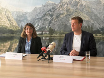 Stefan Kaineder und Astrid Zeller (Leiterin der Lebensmittelaufsicht) präsentieren die Bilanz der oberösterreichischen Lebensmittelaufsicht (Bild: Simon Seher, Land OÖ)