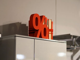 Schrank, Bücher, Prozentzeichen