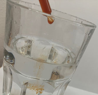 wässrige Lösung im Glas