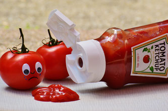 Ketchupflasche und Tomaten