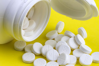 Weiße Tabletten aus einer Dose