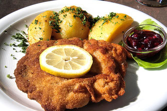 Wiener Schnitzel mit Kartoffel und Marmelade