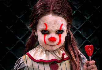 Mädchen mit Helloweenkostüm