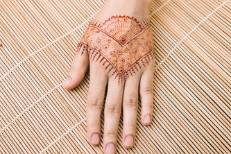 Hand mit Hennatattoo