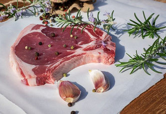 Fleisch Kotelette Knoblauch Gewürze Teller