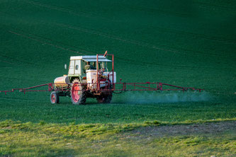 Traktor bei Pestizidausbringung