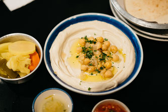 Eine Schale mit Hummus