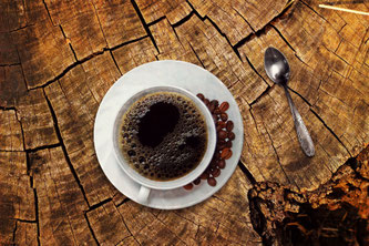 Weiße Kaffeetasse mit schwarzen Kaffee