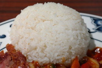 Gekochter Reis auf einem Speisenteller