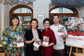 Genussland Stabstellenleiterin Birgit Stockinger, Agrar- und Genuss-Landesrätin Michaela Langer-Weninger, Genussland Marketing Gastro & Kulinarik GF Margit Steinmetz-Tomala und Inhaber der Huberei Thomas Huber. Foto: CityFoto/Roberta Pelzl-Mairwöger