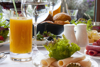 Orangensaft am Frühstückstisch