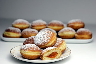 Krapfen auf 3 Teller gestapelt