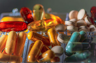 Pillen in unterschiedlichen Größen, Farben und Formen