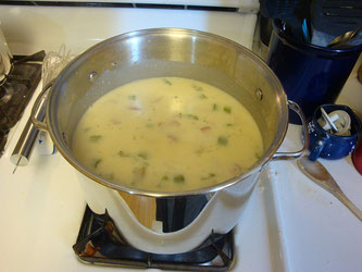 Suppe in einem Edelstahltopf