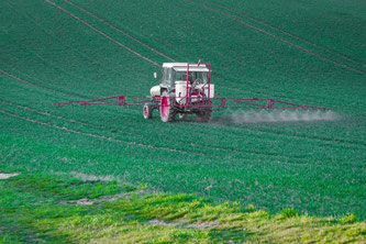 Traktor sprüht Pestizide