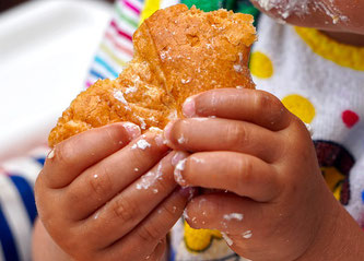 Kinderhände halten Essen