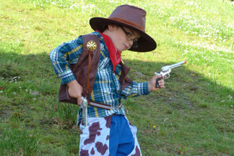 Kind mit Cowboykostüm