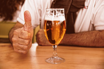 Ein glas Bier am Tisch vor einem Gast