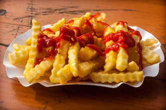 Pommes mit Ketchup