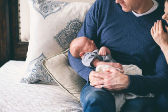 Baby liegt am Schoß