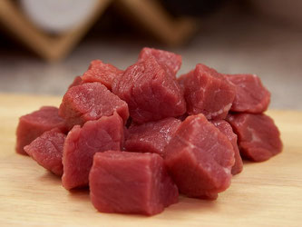 Rohes Rindfleisch in Würfeln geschnitten