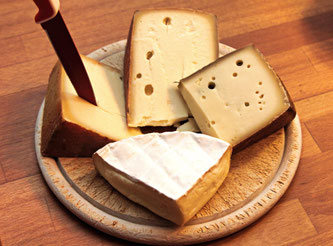 Käsesorten auf Holzbrett