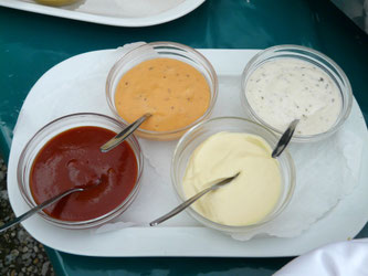 Verschiedene Dips in Schalen