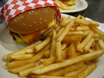 Burger mit Pommes