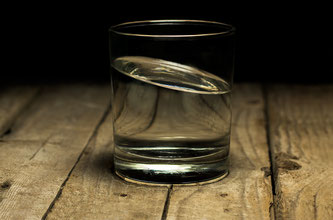 Trinkglas mit Wasser